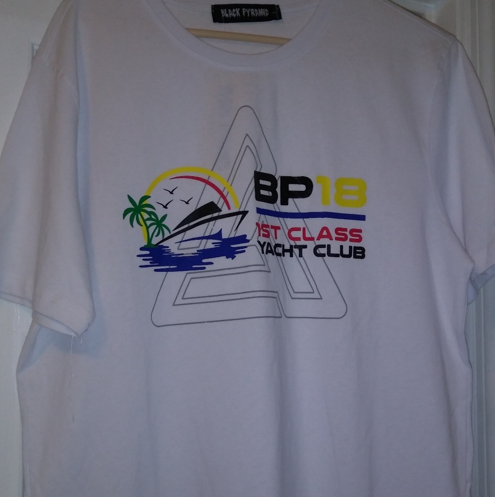 Black pyramid tee